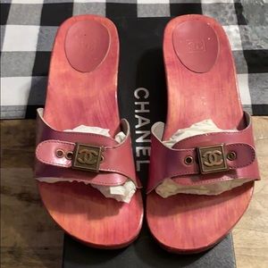 Chanel wooden, patent leather slides